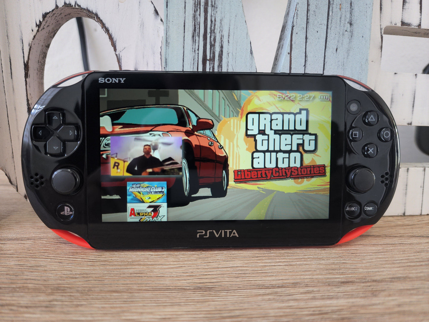 PS Vita + 11,500 Juegos